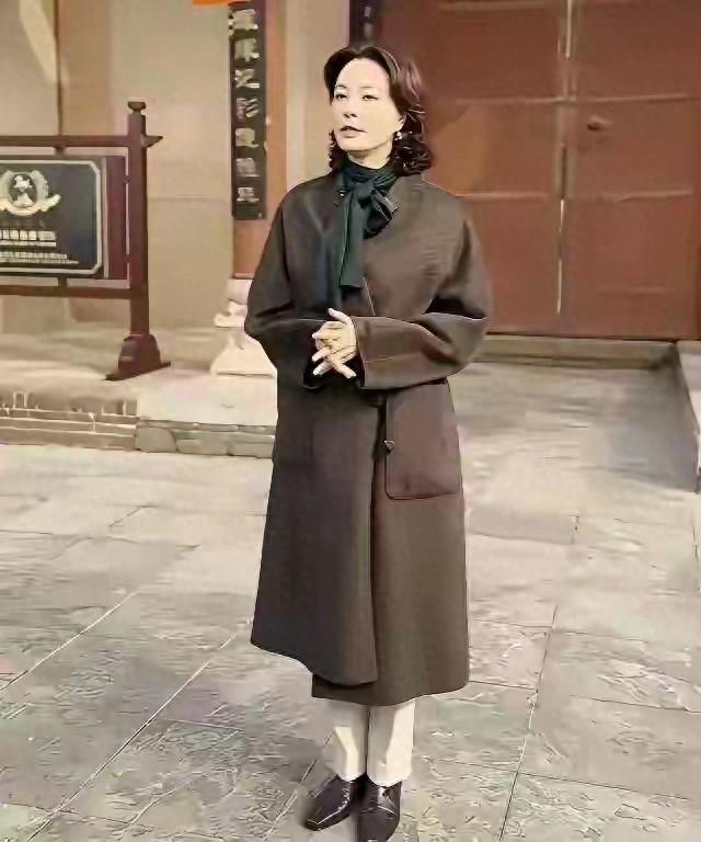 她是最漂亮的央视主持人，离过两次婚	，如今还是一个人生活	。