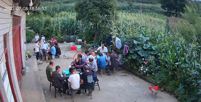 贵州49岁女子务农遭杀害被抛尸于石缝，被害人儿子：嫌犯装作无事发生来我家吃饭！二审判死缓，家属申请再审