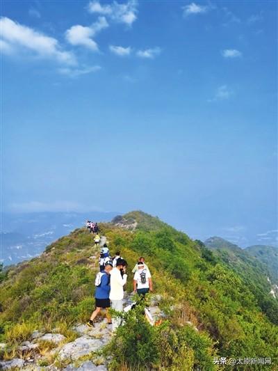 徒步登山赏林 感受清凉宁静