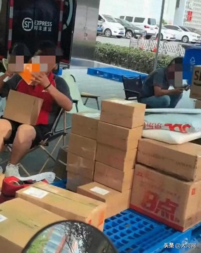 胖东来免费开设“马路驿站”，顾客购物后可立马寄走