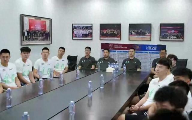 辽宁北京宁波江苏同曦男篮：统一观看阅兵，翟晓川姚明现场观礼