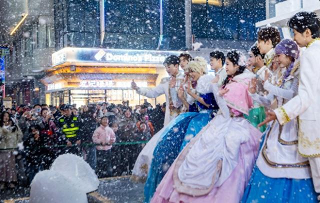 中街 “下雪”啦！