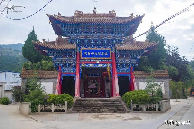 天水有座娘娘庙很有意思,不仅内藏石佛寺山门,还是山寨版纪信祠