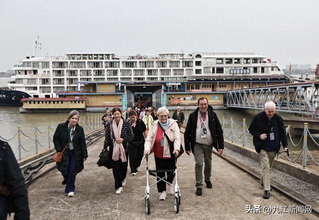 入境游持续升温 百人欧洲旅游团乘游轮抵浔