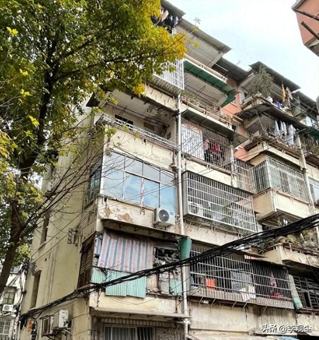 别租房漂泊！200万扎根北上广，年轻人疯抢的老破小藏着多少惊喜