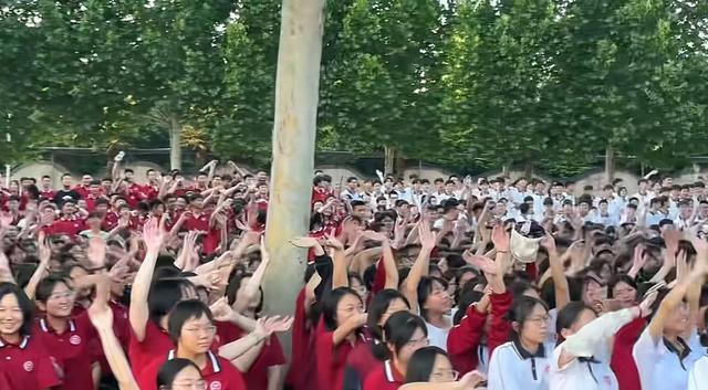 霸气高考必胜励志口号大全（高三新学期开学百日冲刺标语高考冲刺标语口号誓词）