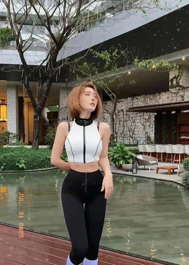 聂小雨瑜伽裤拉链设计绝了！开合间全是时尚感，韵味太独特