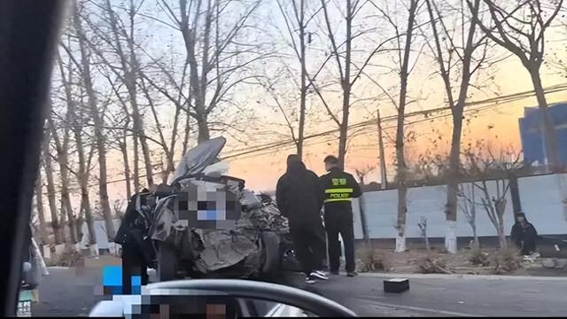 河北定州一国道上小车失控冲过绿化带，撞向对面两辆车造成1人死亡！