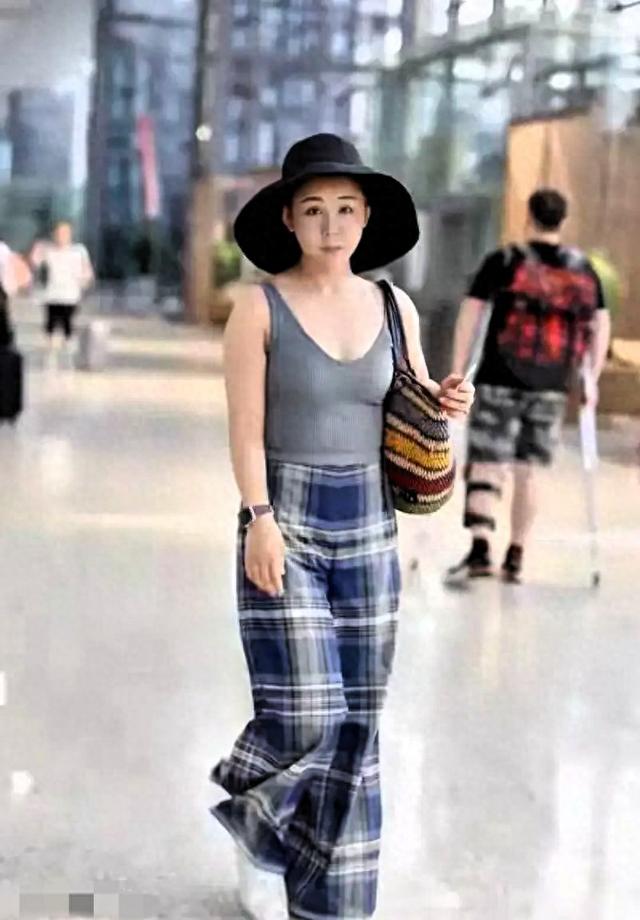 李小萌二胎后身材绝了 大号水蜜桃 身材丰满又纯又欲 王雷太有福了