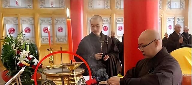 五台山方丈去世4天，恶心一幕出现，生前生活被质疑，奢侈引争议