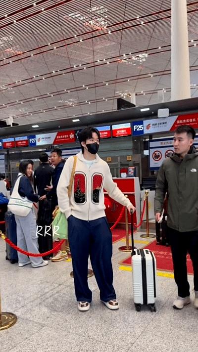 10.8日，王楚钦coco在北京出发，莎莎vip，暂时没看到马琳