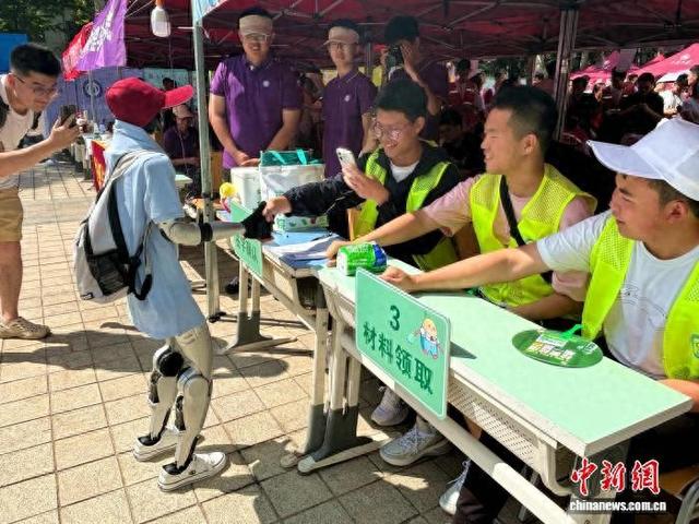 机器人“炫”技中国高校开学季 激发青年探知欲