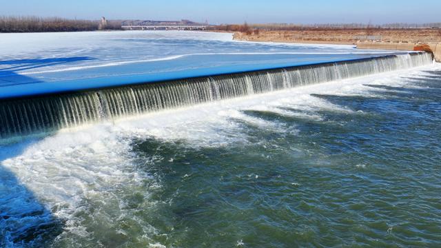 寒冬里的灵动景致！黑龙江兰西县城南呼兰河橡胶坝现“活水瀑布”