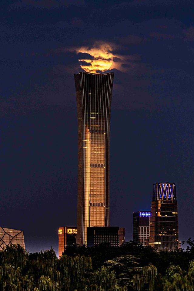 北京夜空现血色圆月，专家称三年才等一次，民间却传“灾祸将至”