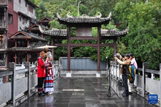 湖南凤凰：特色旅拍丰富旅游体验
