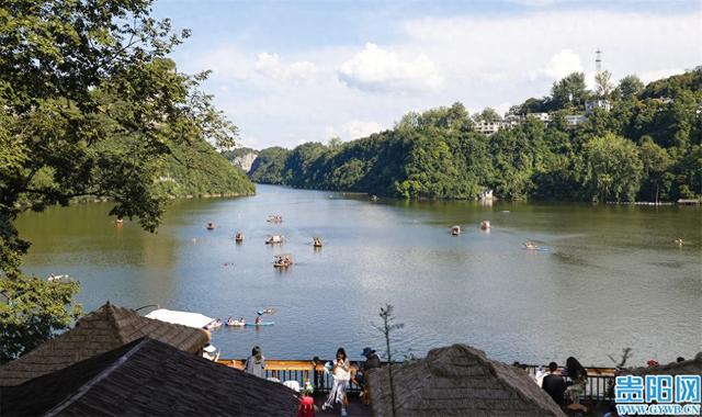 避暑游正酣，贵阳镇山村人气旺