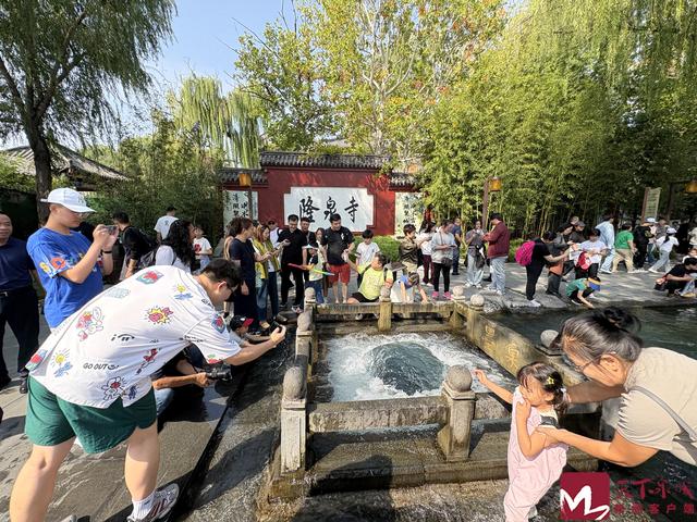 国庆假期首日，清照泉城·明水古城“人气火爆”