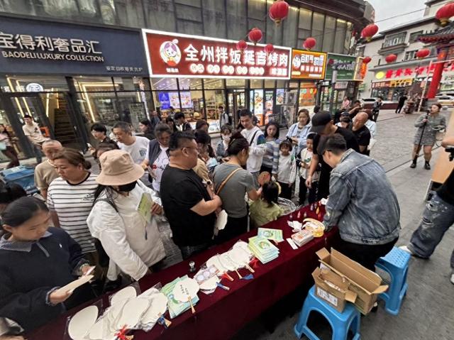 长春重庆胡同步行街上演“国潮雅集”