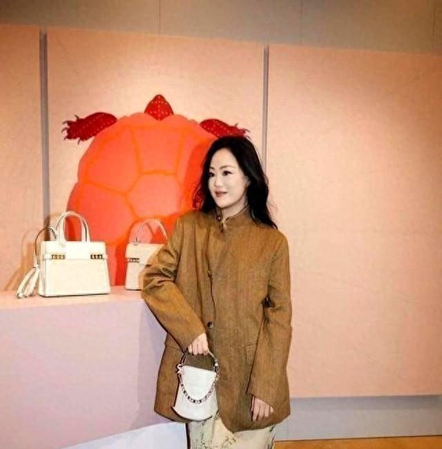 45岁仍拍三级片追求刺激？从亿万富豪再到烂片女王	，她在追求什么