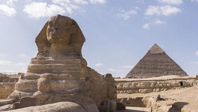 解气！俩中国女生埃及游，与当地5人互殴，完胜后获围观者竖拇指