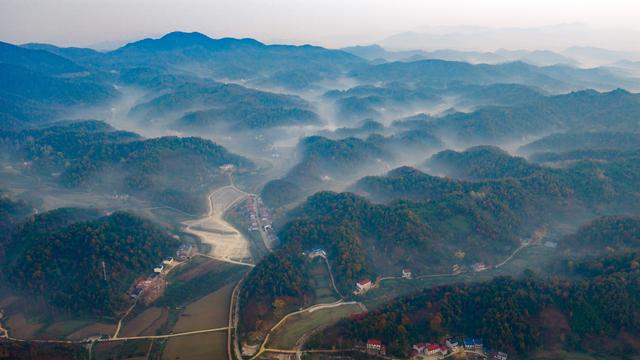 山叠嶂，雾缭绕