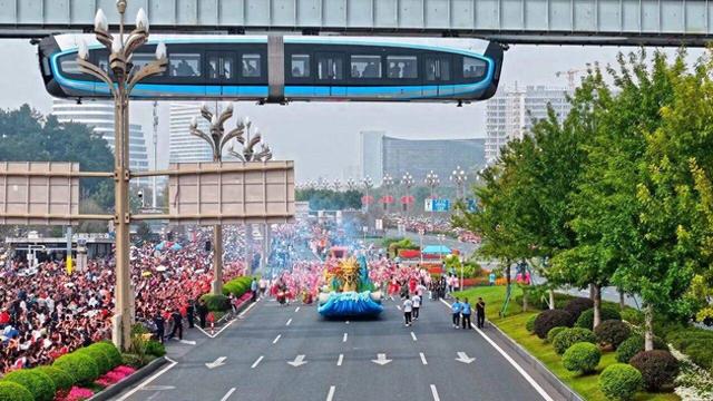2.44万人！光谷空轨单日客流破纪录   “来武汉，一定要坐一次光谷空轨”