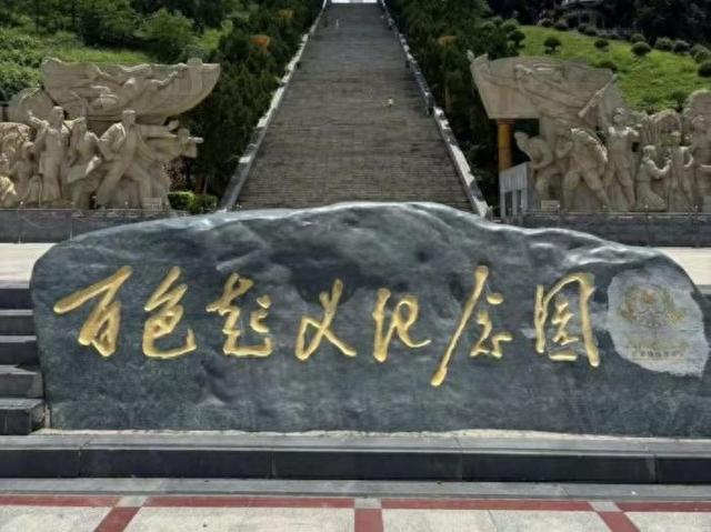 千姿百色绘千景：红魂染初心、绿脉润浩坤、彩韵映民魂