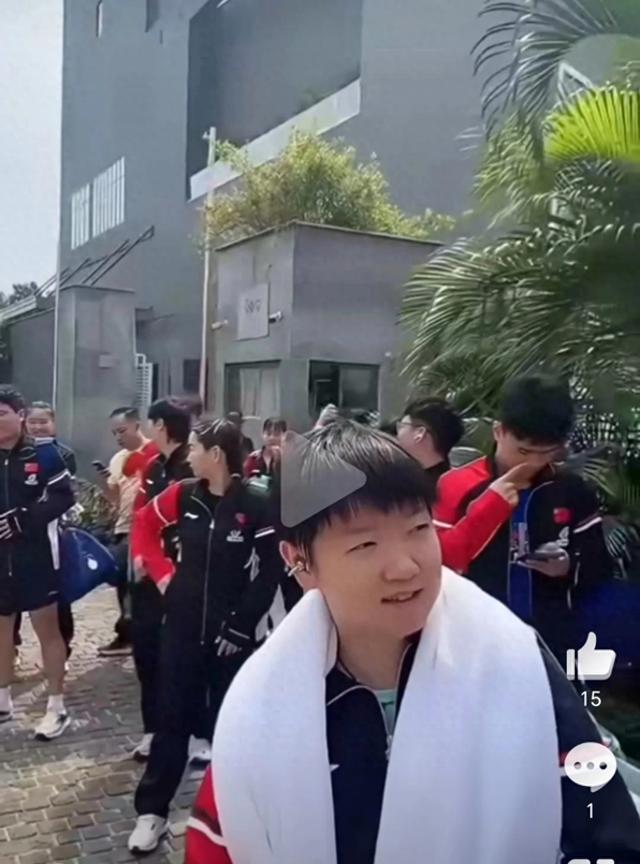 搞笑！国乒队集体站在印度场馆外一脸懵逼，像来到了城乡结合部