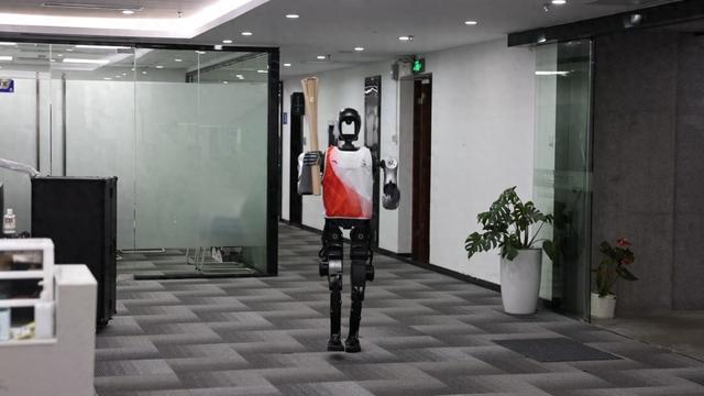 深圳“0号”火炬手，是机器人！
