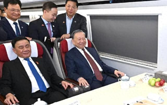 苏林乘高铁到广西，全程2400多公里速度快。经桂林柳州南宁景色美