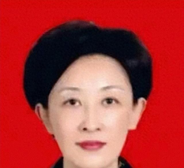 9.7亿巨贪就擒！她在机场被拦下那一刻，命运完全改写