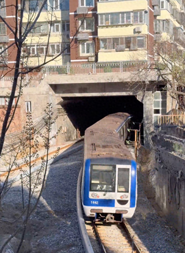 全国首个“地铁穿楼”，在北京！打卡攻略