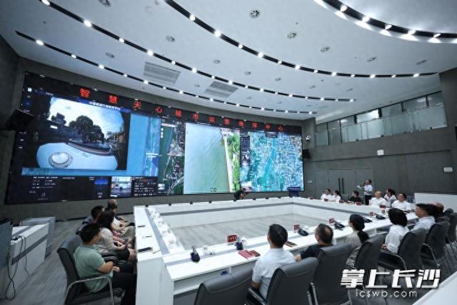发现湘江野泳人员，无人机喊话劝离
