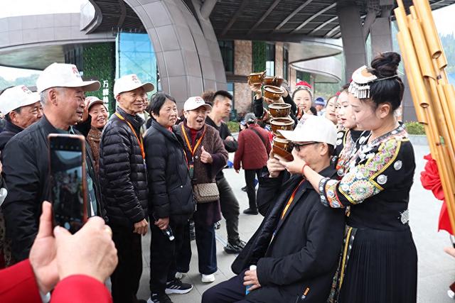 “万峰成林处 阳光黔西南”2025暖冬旅游主题专列首趟抵达兴义