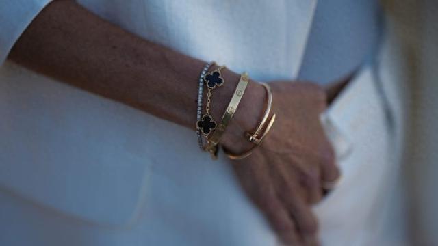 美国奢侈品进入两极世界：高端珠宝繁荣，中产奢侈品萎缩