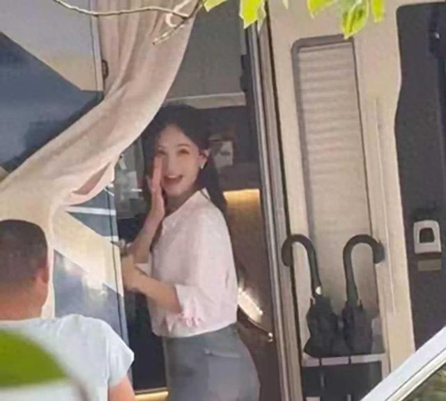 李一桐这身材真的太好了，35岁的年纪，不大不小，成熟稳重又可爱