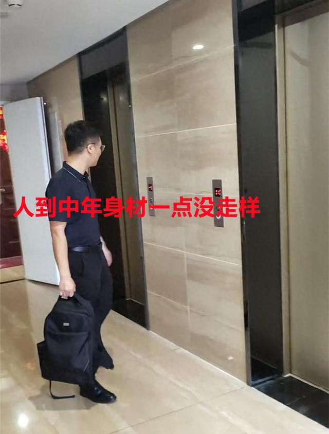 老公长得太帅，结婚11年女子依旧心动：单手转方向盘男友力满满