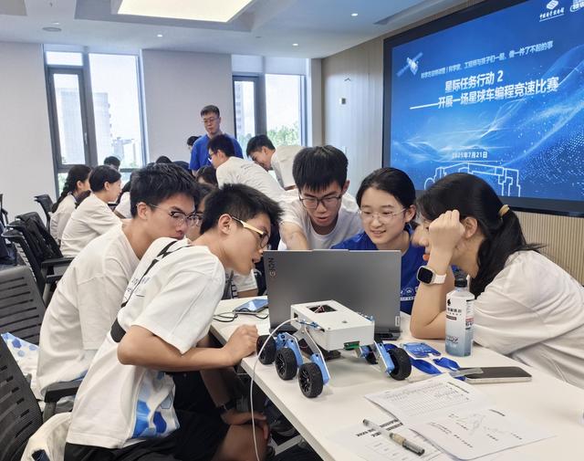 火星车模型跑起来！青少年高校科学营北京营走进4所高校
