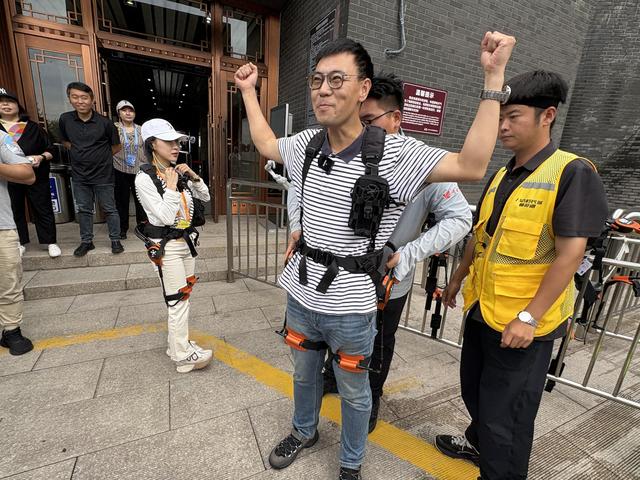 轻松当好汉！境内外记者八达岭体验外骨骼机器人