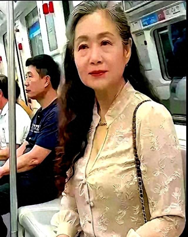 70岁奶奶穿露胸装！网友：啥年龄了，这样穿让年轻人都不好意思了