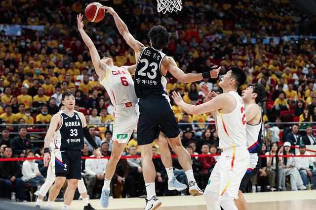 战术单一靠内线硬凿，中国男篮不应重走老路｜记者观察