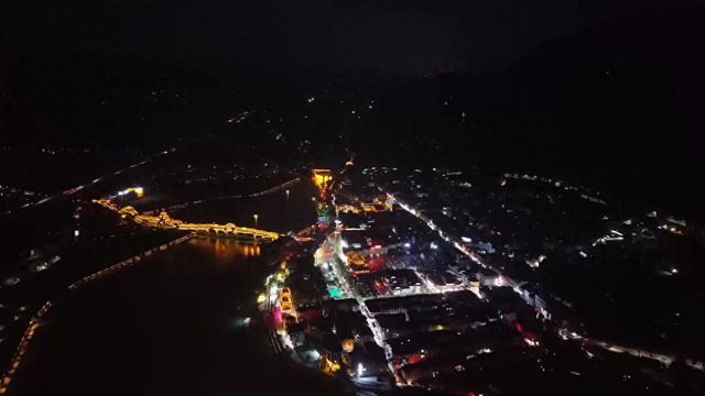 秀我中国丨重庆黔江：古镇里的夜景灯火秀