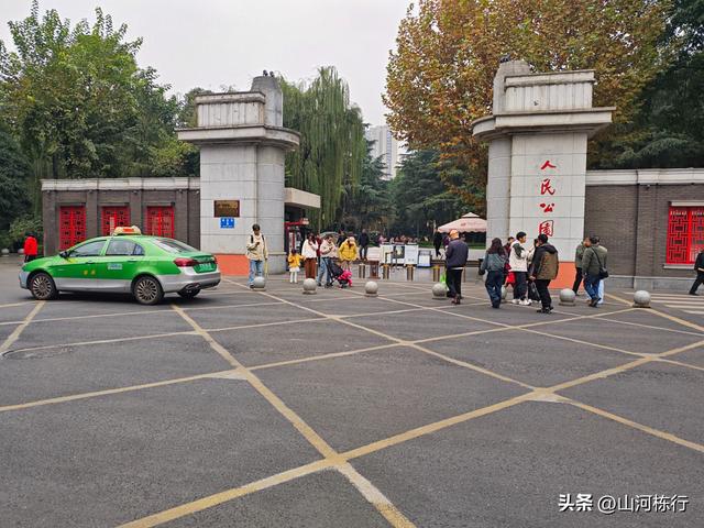 终究是一碗小谭豆花，收留了我失落在人民公园的童年