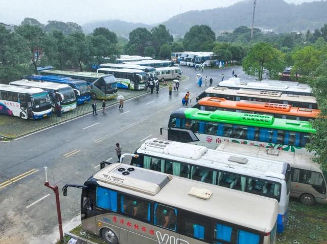 明月山迎千人旅行团，秋季旅游人气旺！