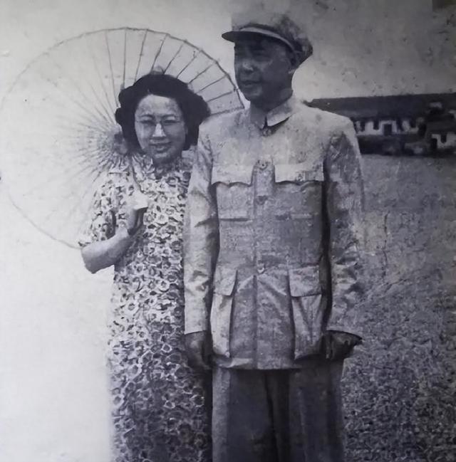 开国上将陪侍病重妻子，不料妻子指着主治医生：你娶了她我才安心