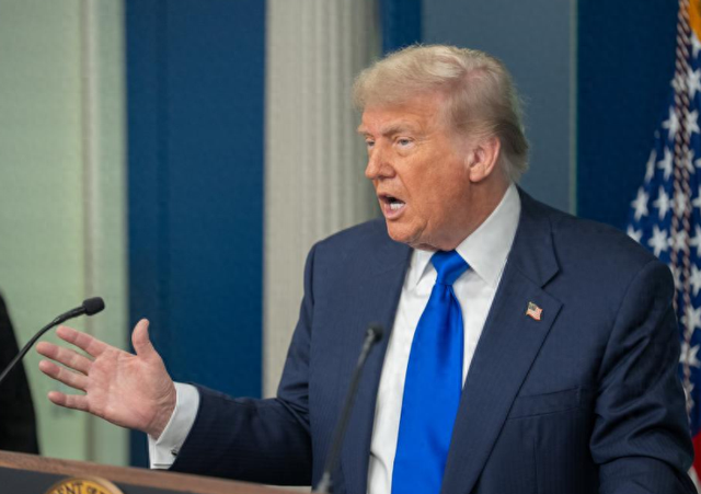 沉默1天后，特朗普就“围台军演”表态	，但话却不是赖清德想听的