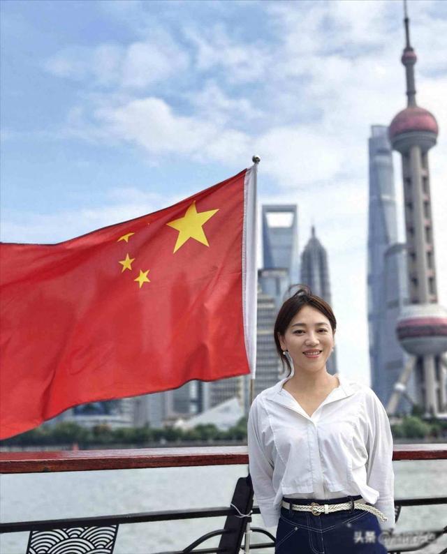 53岁素颜走红，央视名嘴变超龄妈妈，怎么成别人眼中的“奇迹”？