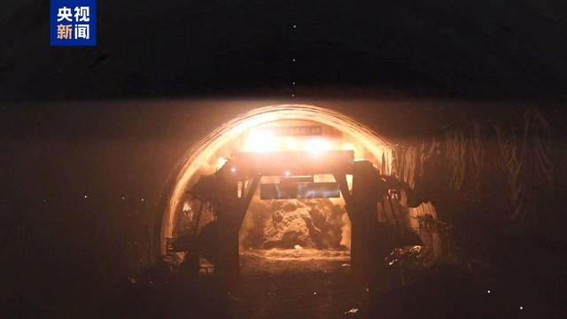 四川西昌至香格里拉高速公路全线首座特长隧道双幅贯通