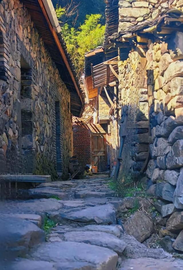 岩下石村：时光磊起的水墨长卷