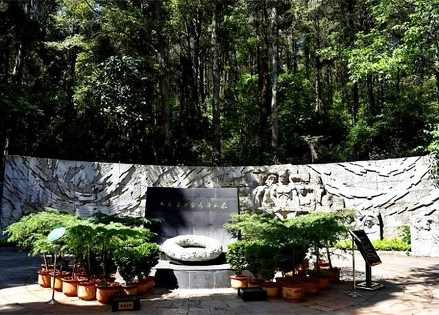 西山拜谒聂耳墓